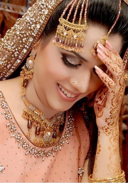 Asian Women Bridal Mehndi Designs For Weddings In 2015 7