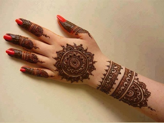 beautiful hand mehndi