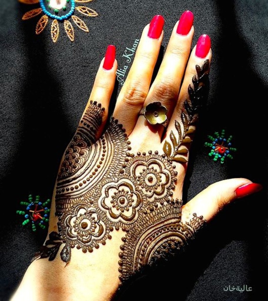 arabic mehndi on hand